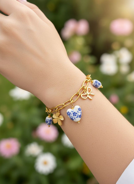 Bracelet chaîne dorée breloques fleur cœur bleu