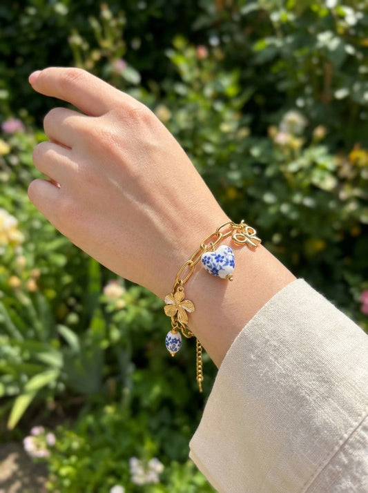 Bracelet chaîne dorée breloques fleur cœur bleu