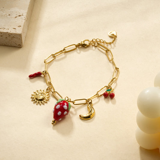 Bracelet chaîne dorée breloques fraise et soleil