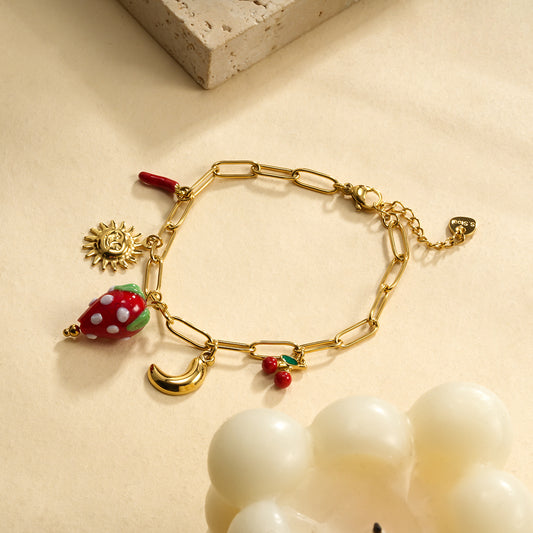 Bracelet chaîne dorée breloques fraise et soleil