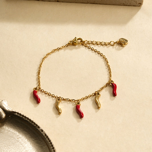 Bracelet chaîne dorée 5 pendentifs piments
