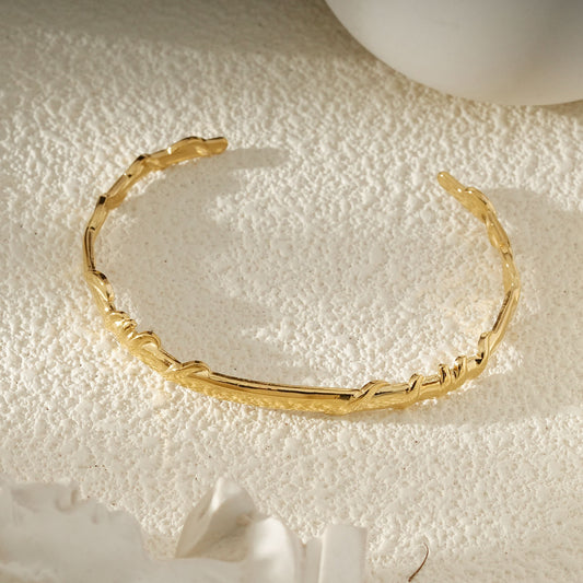 Bracelet Jonc Ouvert Doré Entrelacé Effet Branche Sculptée