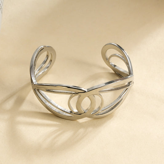 Bracelet Manchette Argentée Design Géométrique Ajouré