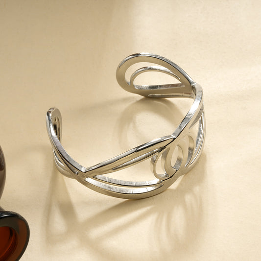 Bracelet Manchette Argentée Design Géométrique Ajouré