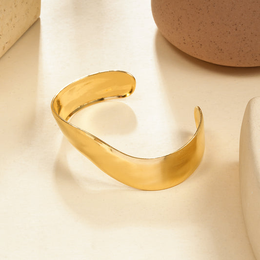 Bracelet Manchette Dorée Design Ondulé Élégant Brossé