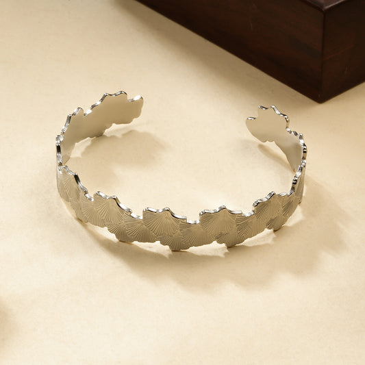 Bracelet manchette argentée fleur de ginkgo