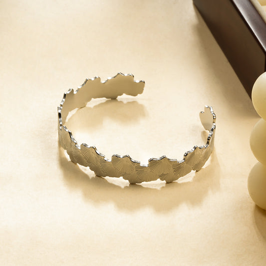 Bracelet manchette argentée fleur de ginkgo