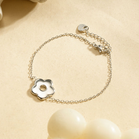 Bracelet chaîne fine avec fleur argentée rond