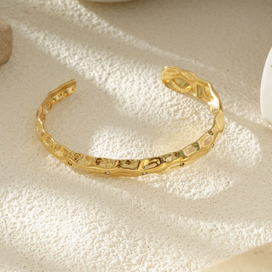 Bracelet Jonc Doré Texturé Effet Martelé Avec Détails Sculptés