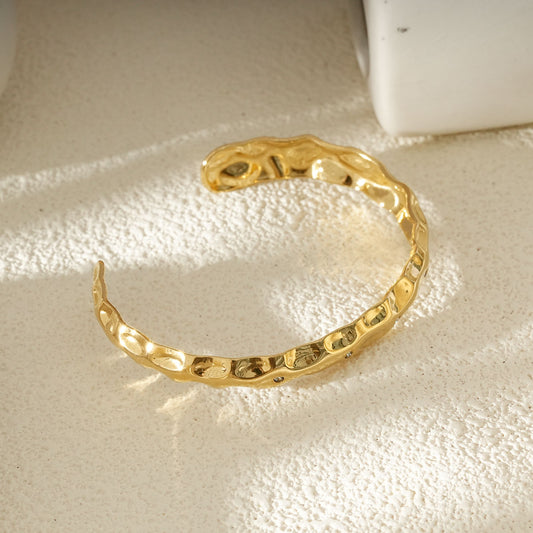 Bracelet Jonc Doré Texturé Effet Martelé Avec Détails Sculptés