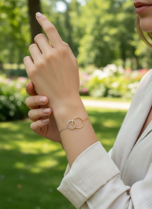 Bracelet En Chaîne Fine Bicolore Dorée Et Argentée Avec Anneaux Entrelacés