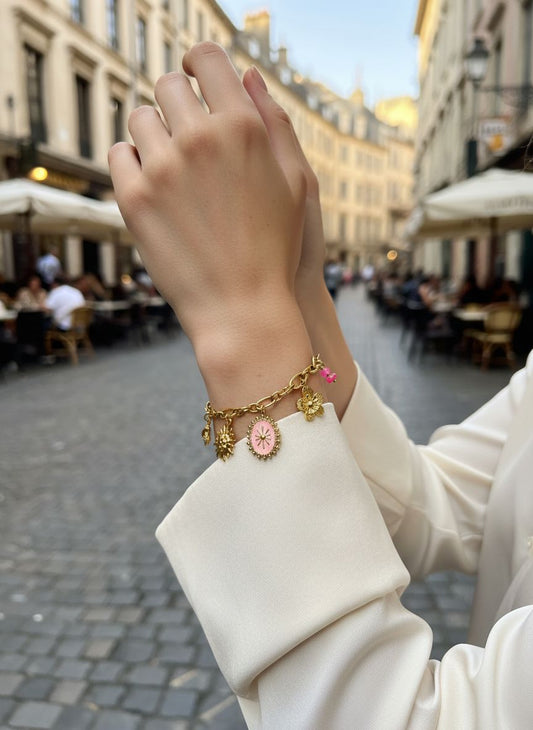 Bracelet chaîne dorée avec breloques fleur