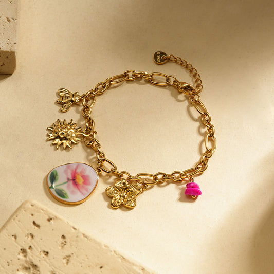 Bracelet chaîne dorée avec breloques fleur dessinée