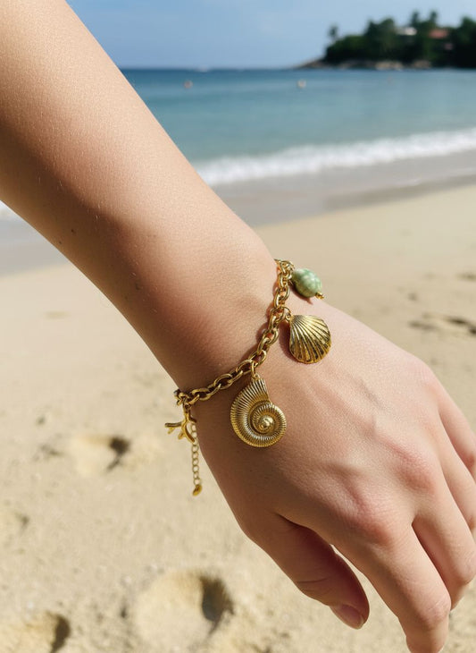 Bracelet chaîne dorée avec breloques et coquillage vert