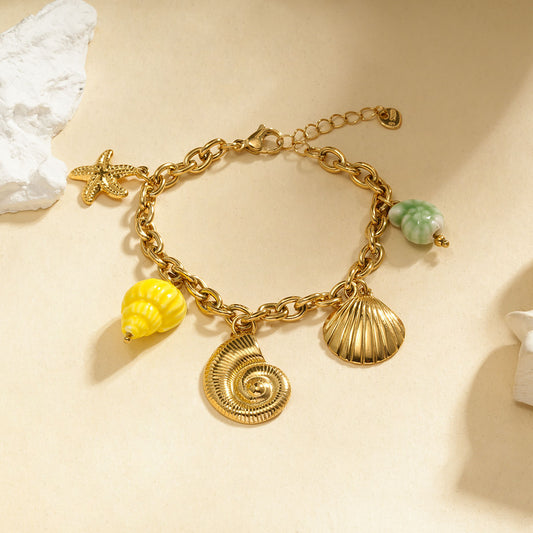 Bracelet chaîne dorée avec breloques jaunes et vertes