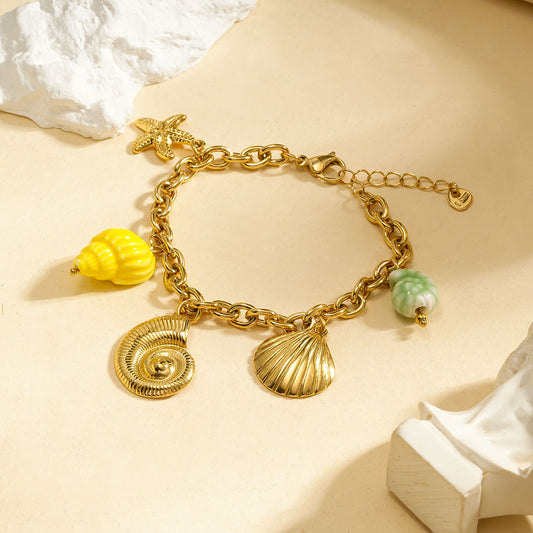 Bracelet chaîne dorée avec breloques jaunes et vertes