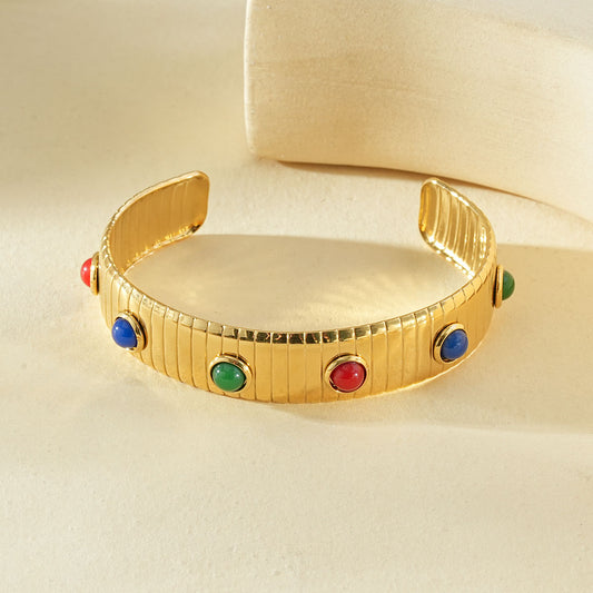 Bracelet manchette dorée rainurée avec pierres rondes multicolores