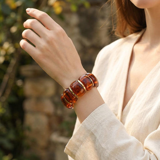 Bracelet élastique large bombé en résine ambré