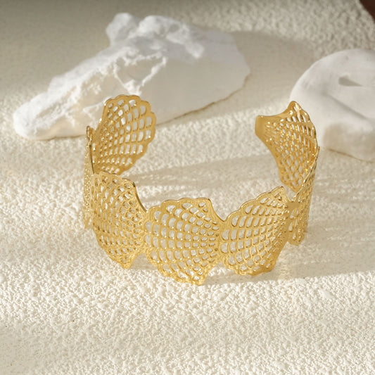 Bracelet Manchette Doré Ouvert À Motif Dentelle Ajourée Sous Forme Coquillage