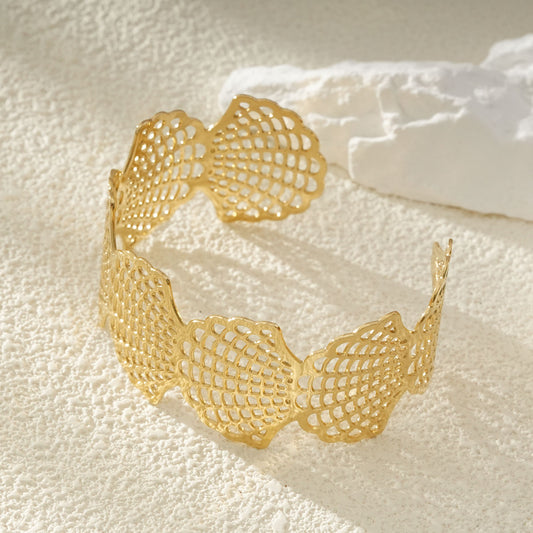 Bracelet Manchette Doré Ouvert À Motif Dentelle Ajourée Sous Forme Coquillage