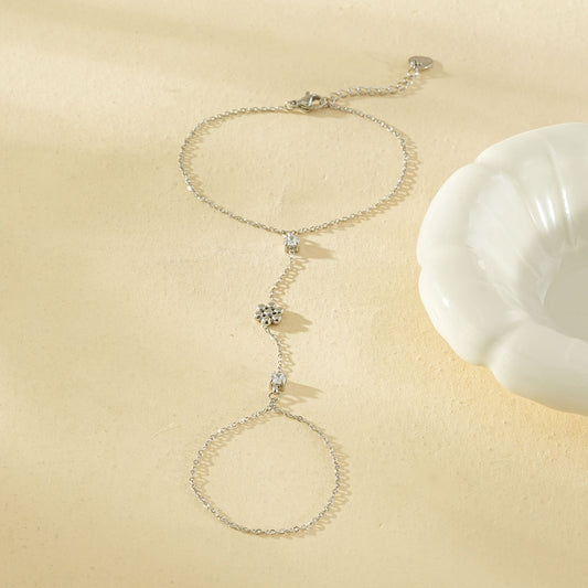 Bracelet chaîne de main argentée fleur 5 pétales et strass carré