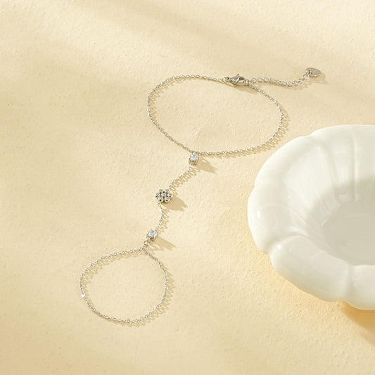 Bracelet chaîne de main argentée fleur 5 pétales et strass carré