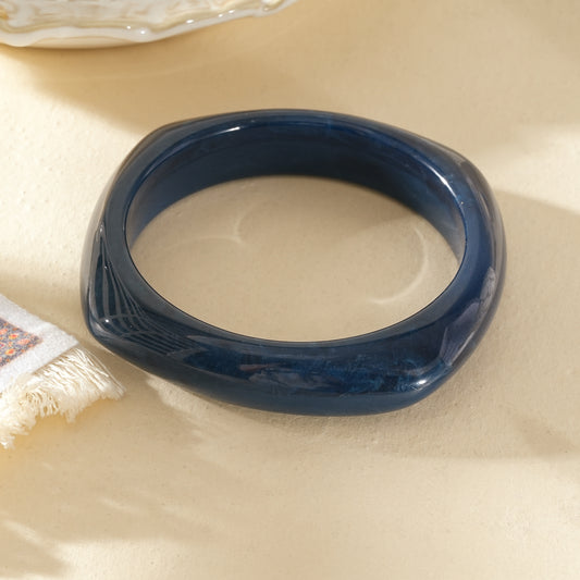 Bracelet jonc bleu marbré forme carré arrondi résine
