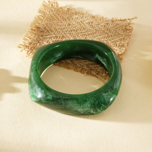 Bracelet jonc semi-épais vert marbré forme carré arrondi résine