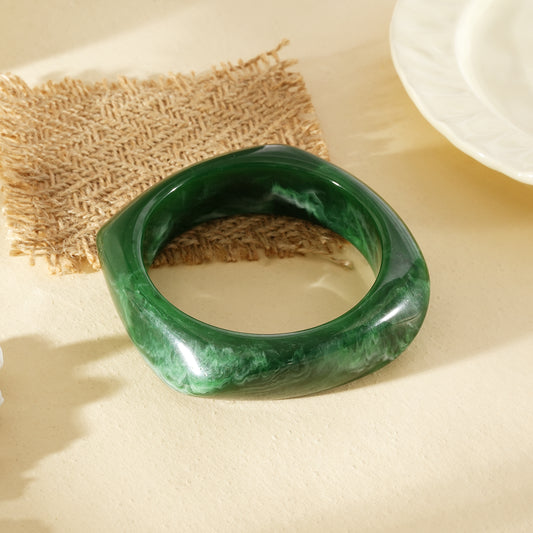 Bracelet jonc semi-épais vert marbré forme carré arrondi résine
