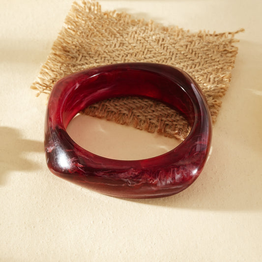 Bracelet jonc semi-épais rouge carmin marbré forme carré arrondi résine