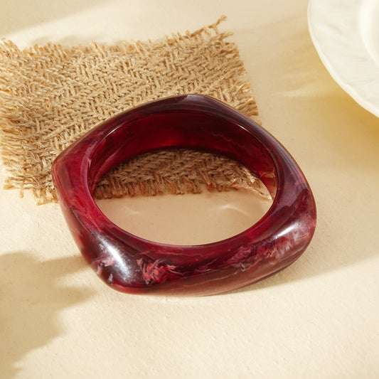 Bracelet jonc semi-épais rouge carmin marbré forme carré arrondi résine