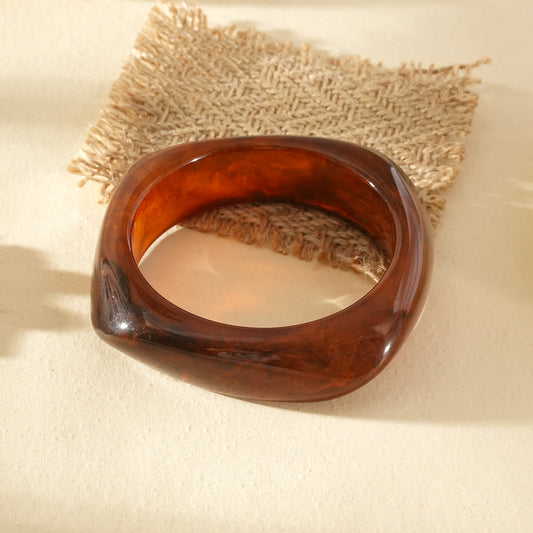 Bracelet jonc semi-épais marronné marbré forme carré arrondi résine