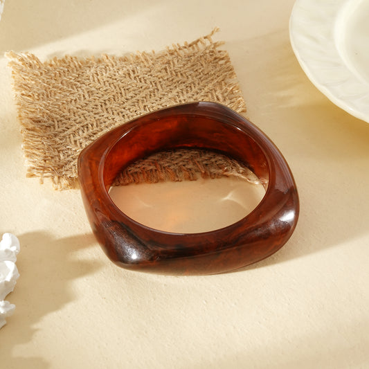 Bracelet jonc semi-épais marronné marbré forme carré arrondi résine