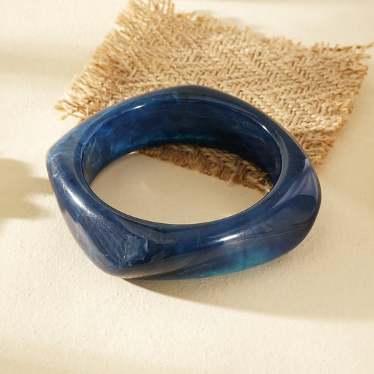 Bracelet jonc semi-épais bleu marbré forme carré arrondi résine