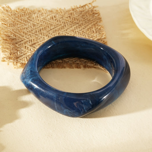 Bracelet jonc semi-épais bleu marbré forme carré arrondi résine