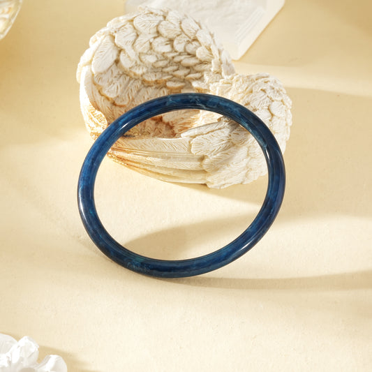 Bracelet jonc fin bleu marbré rond résine