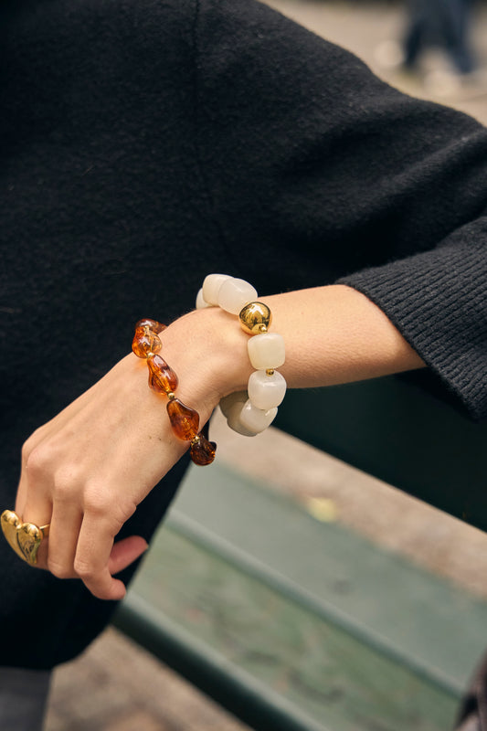 Bracelet élastique avec résine à forme irrégulière et billes dorés