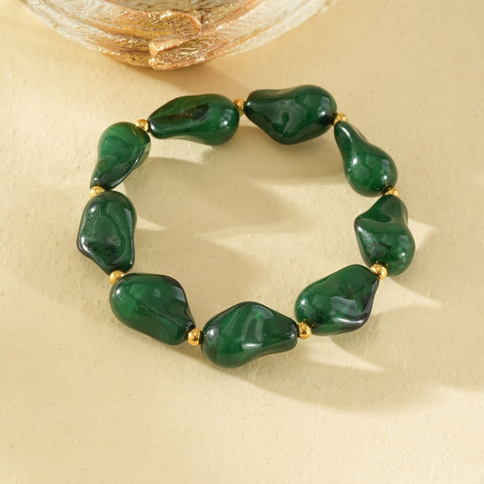 Bracelet élastique résine formes irrégulières vert ambré séarateurs dorés