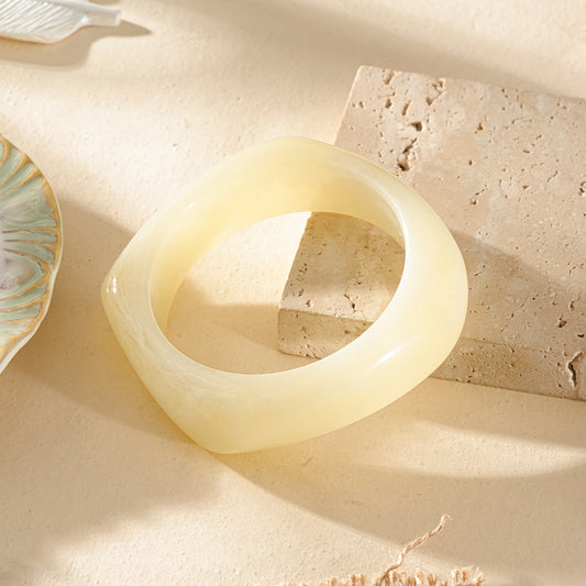 Bracelet jonc semi-épais blanc marbré forme carré arrondi résine