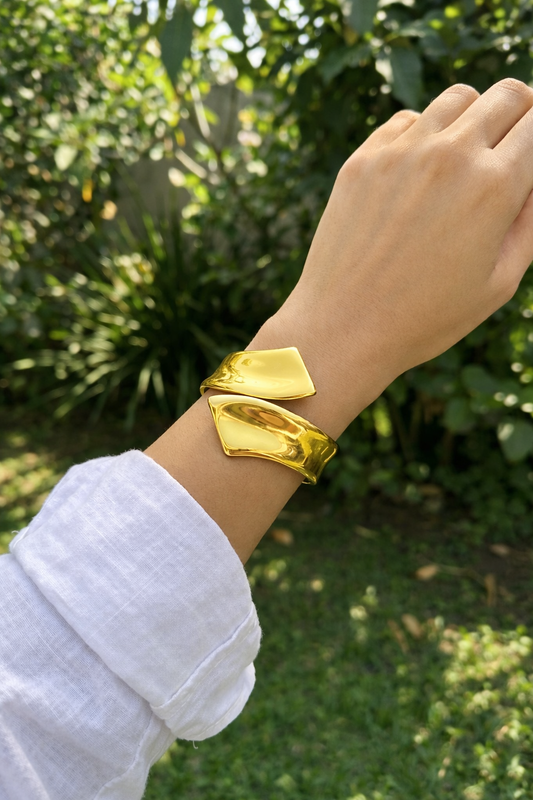 Bracelet manchette sculptural ouvert à double courbe