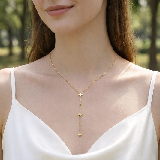 Collier chaîne fine en Y orné d’étoiles scintillantes et de petites boucles