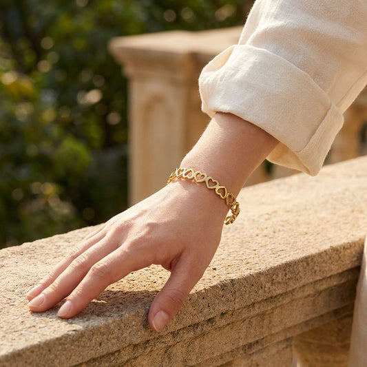 Bracelet manchette chaîne de cœurs