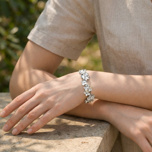 Bracelet manchette à fleurs ajourées finement ciselées au design floral élégant