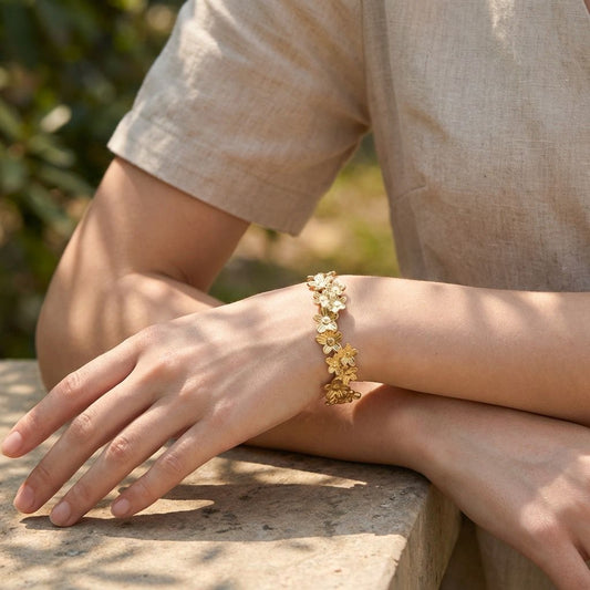 Bracelet manchette à fleurs ajourées finement ciselées au design floral élégant