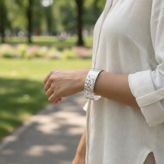 Bracelet manchette martelée ondulée style classique