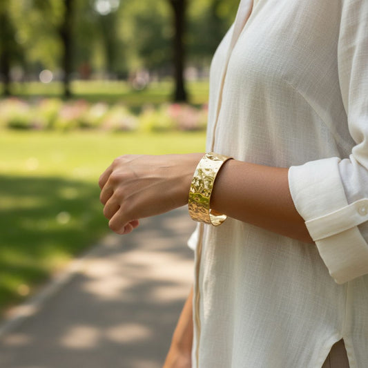 Bracelet manchette martelée ondulée style classique