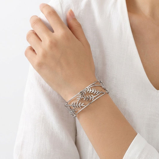 Bracelet manchette technique ajourée motif feuilles longues