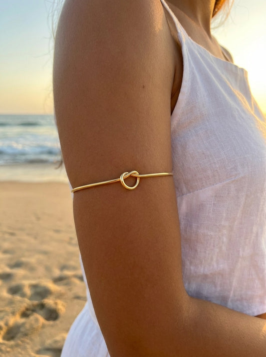 Bracelet de bras ouvert à nœud au design épuré