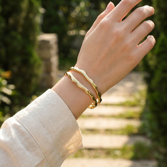 Bracelet manchette double rang au design ondulé martelé à finition brillante