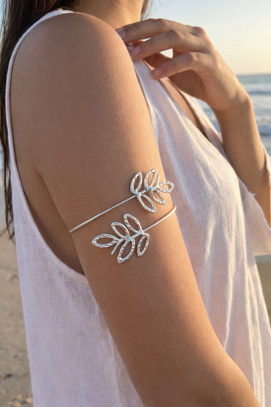 Bracelet de bras ouvert à deux feuilles martelées